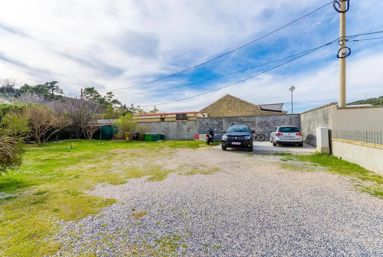 Apartments Nada Palit 0*,